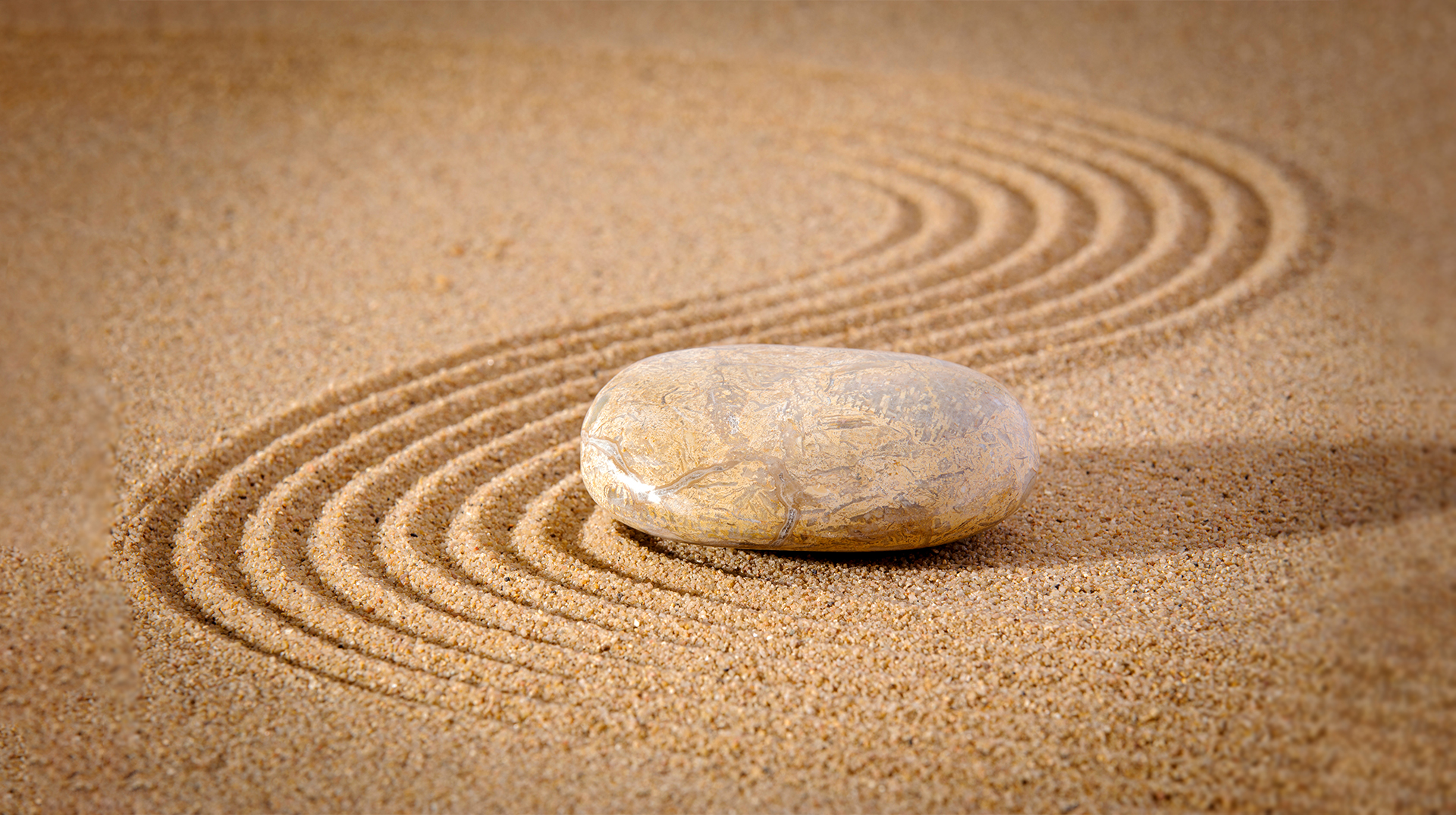 Bannerbild der Heilpraxis Barbara Kohler: Zen-Stein im Sand