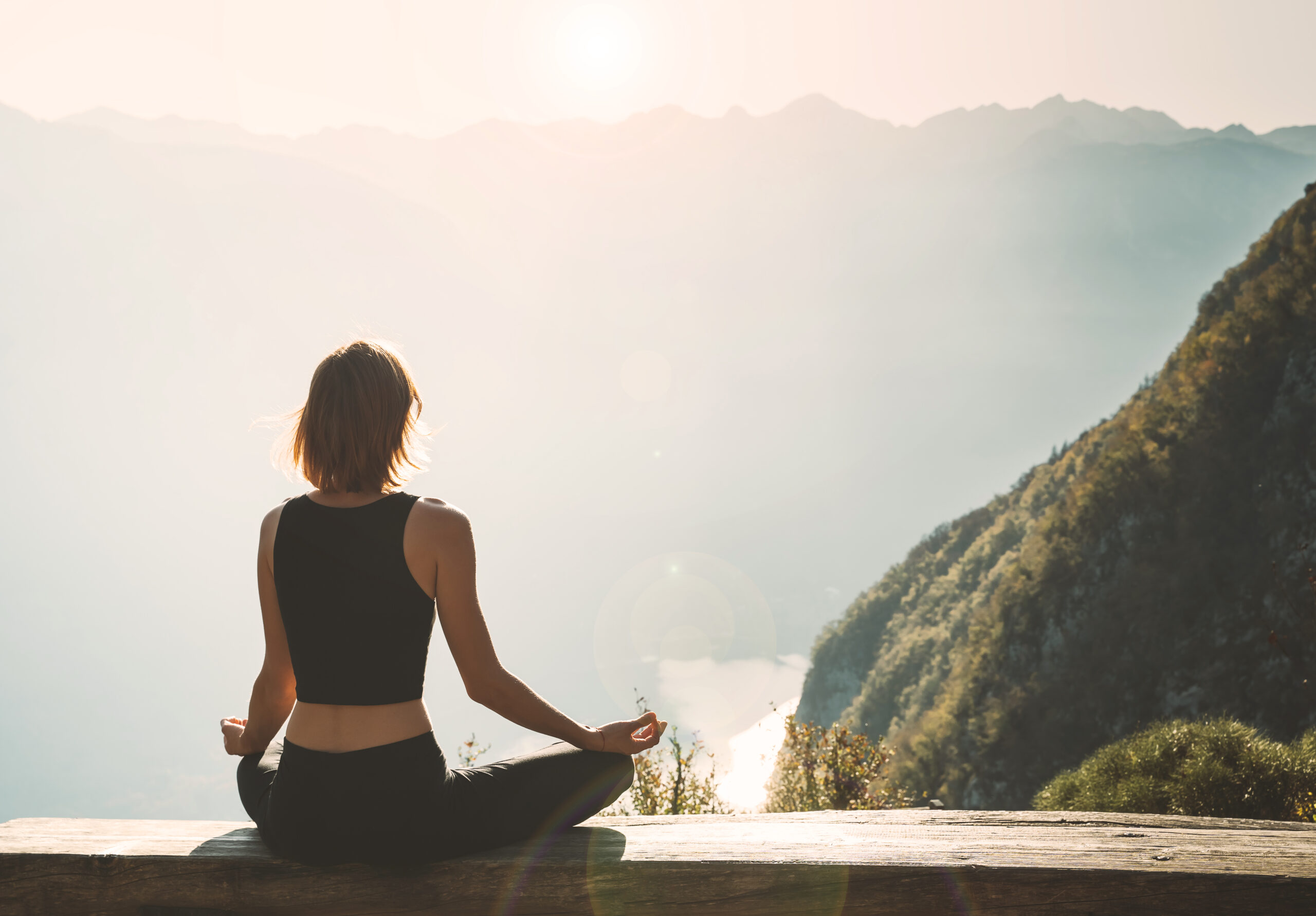 Meditation in der Natur zur Förderung von innerer Balance und Wohlbefinden